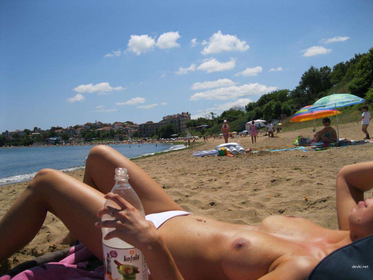 Explicit Nude Beach Amateur Girl: Hot and Uncensored Photo