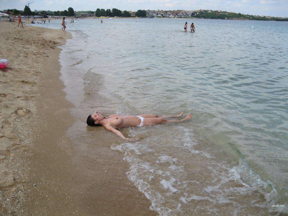 Explicit Nude Beach Amateur Girl: Hot and Uncensored Photo