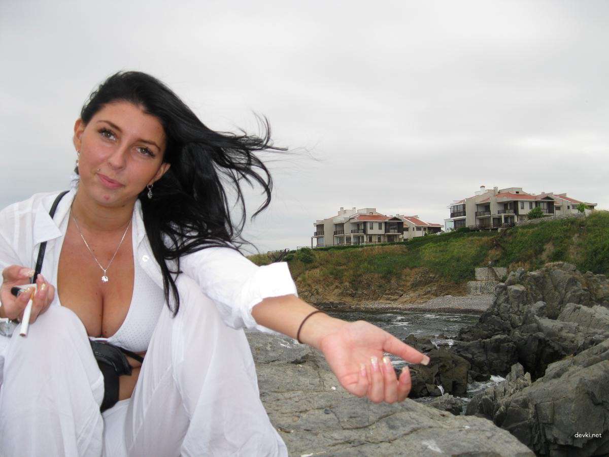 Explicit Nude Beach Amateur Girl: Hot and Uncensored Photo