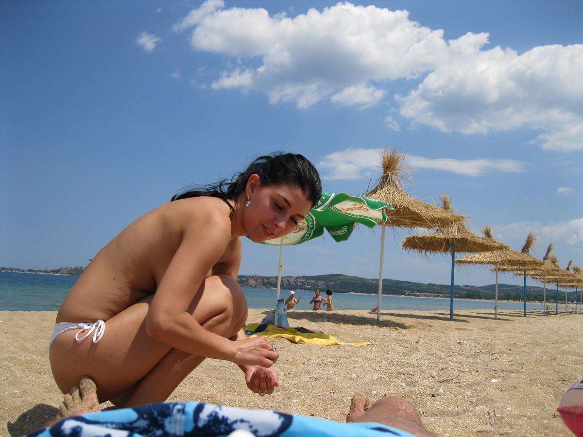 Explicit Nude Beach Amateur Girl: Hot and Uncensored Photo