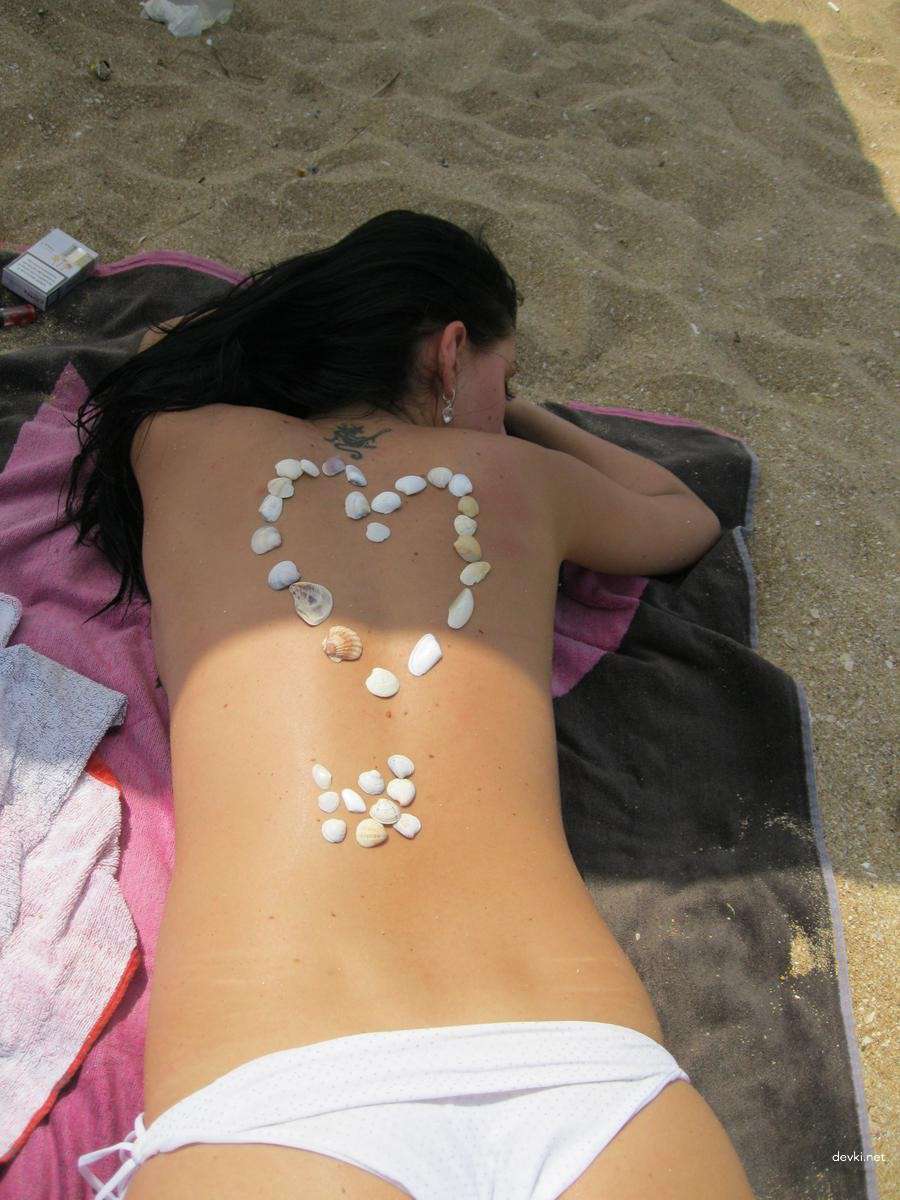Explicit Nude Beach Amateur Girl: Hot and Uncensored Photo