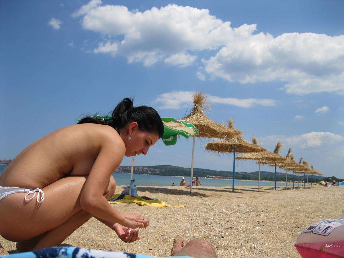 Explicit Nude Beach Amateur Girl: Hot and Uncensored Photo
