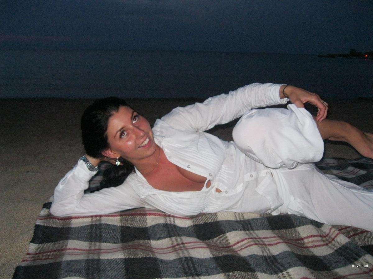 Explicit Nude Beach Amateur Girl: Hot and Uncensored Photo