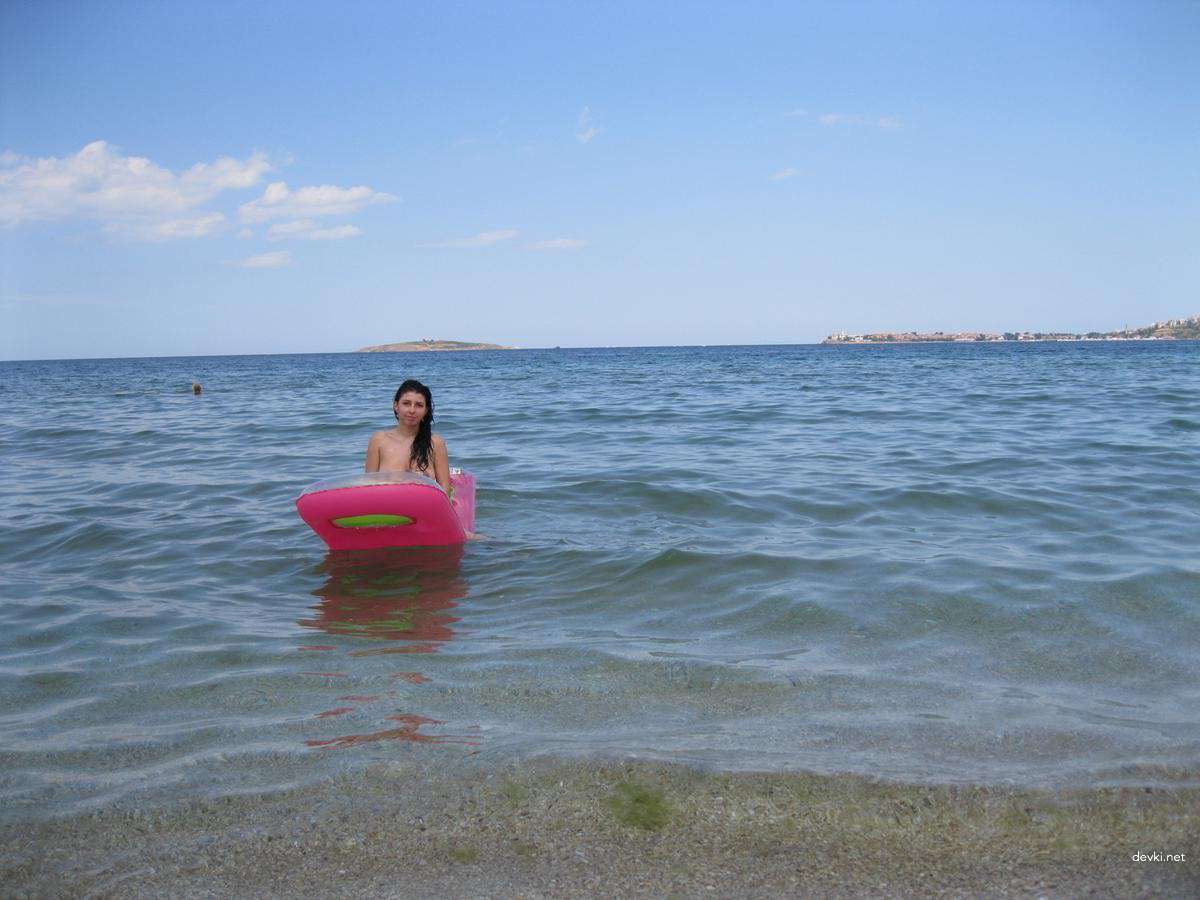 Explicit Nude Beach Amateur Girl: Hot and Uncensored Photo