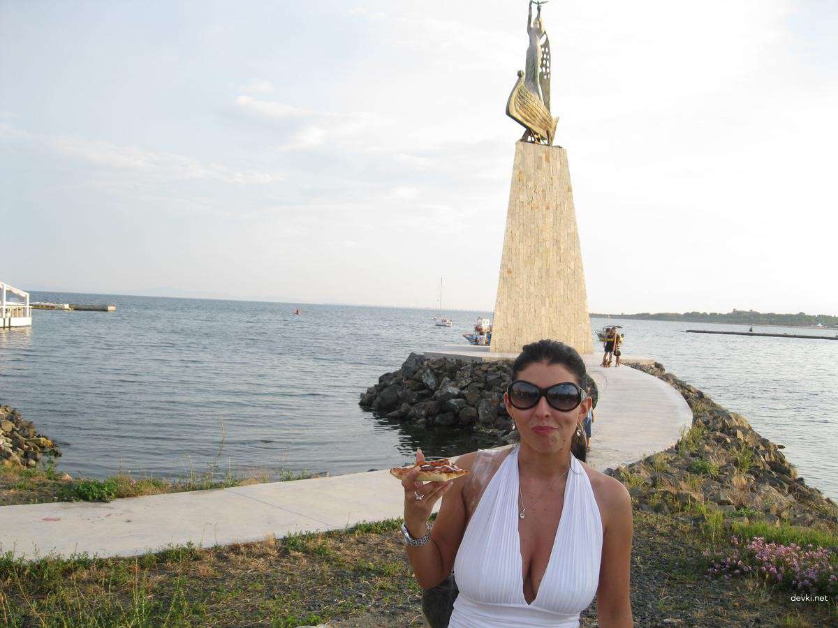 Explicit Nude Beach Amateur Girl: Hot and Uncensored Photo