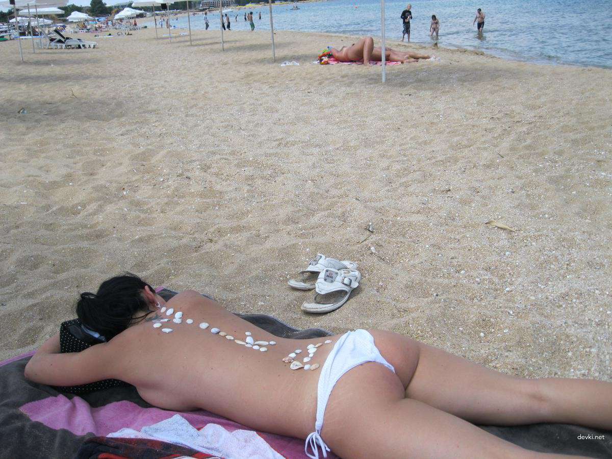 Explicit Nude Beach Amateur Girl: Hot and Uncensored Photo