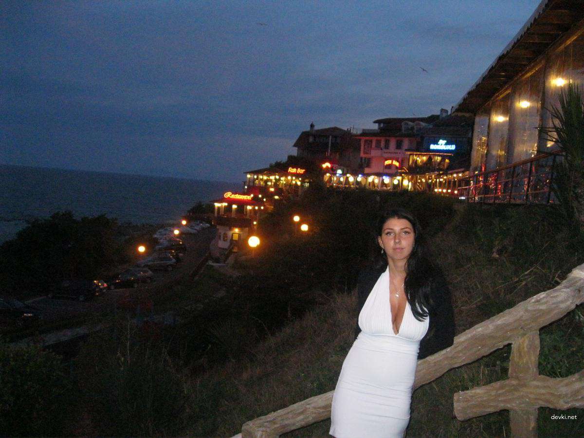 Explicit Nude Beach Amateur Girl: Hot and Uncensored Photo