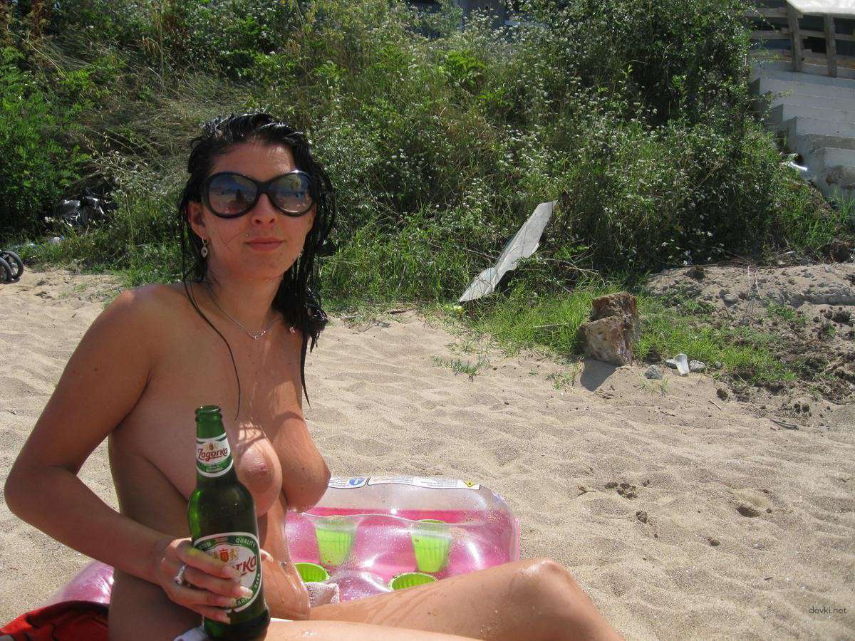 Explicit Nude Beach Amateur Girl: Hot and Uncensored Photo