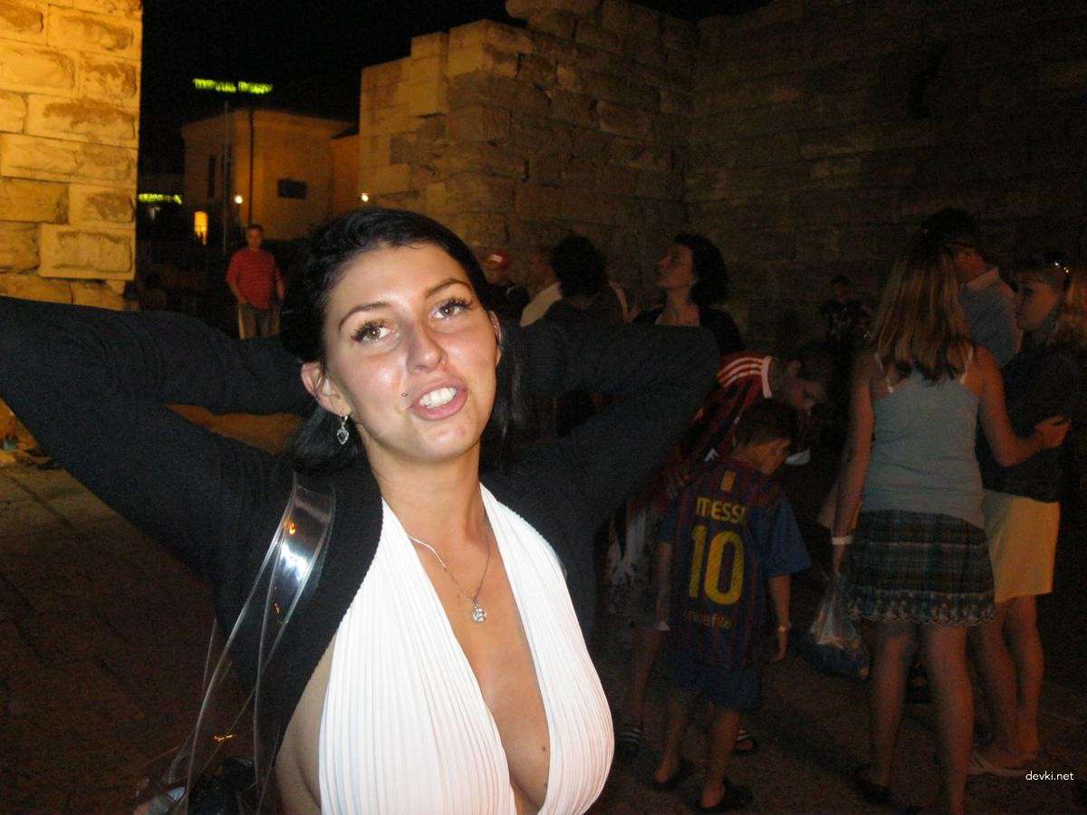 Explicit Nude Beach Amateur Girl: Hot and Uncensored Photo