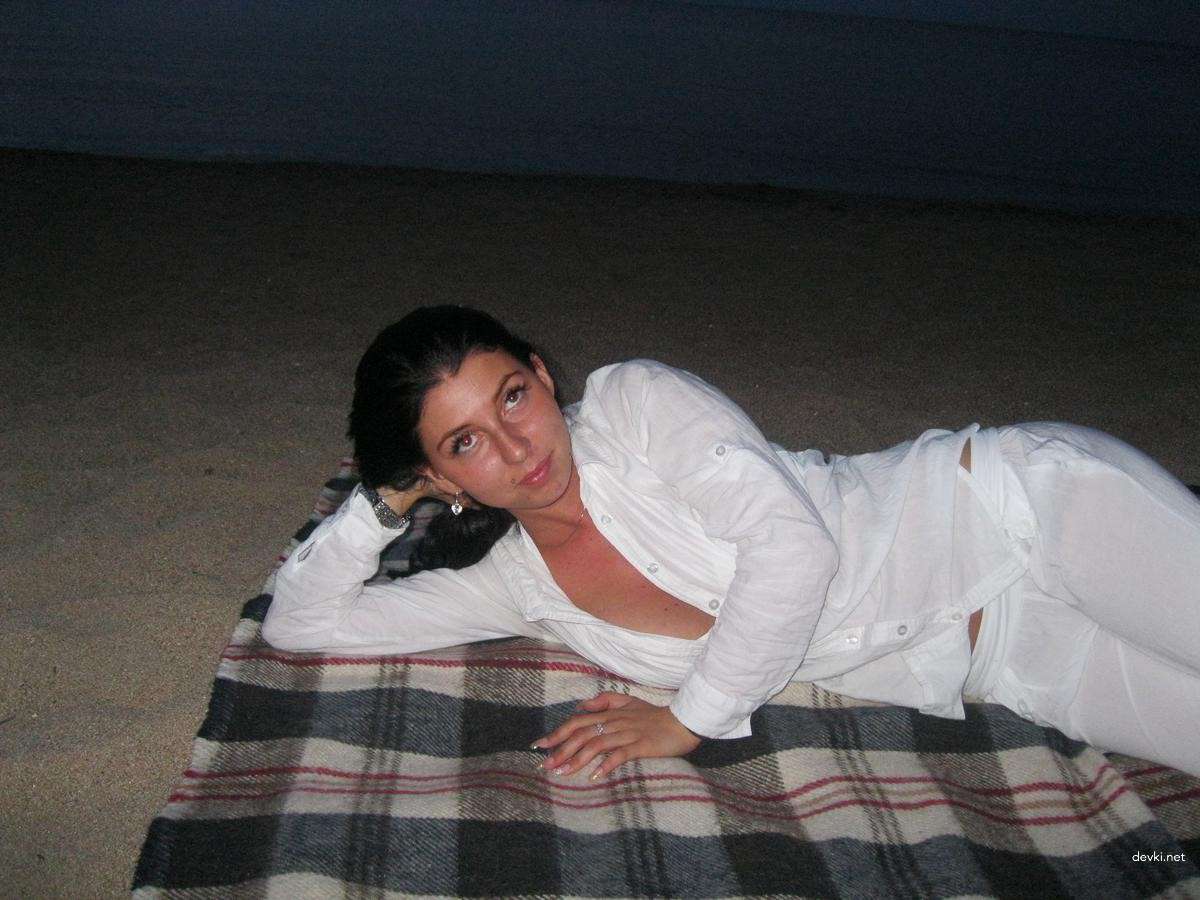 Explicit Nude Beach Amateur Girl: Hot and Uncensored Photo