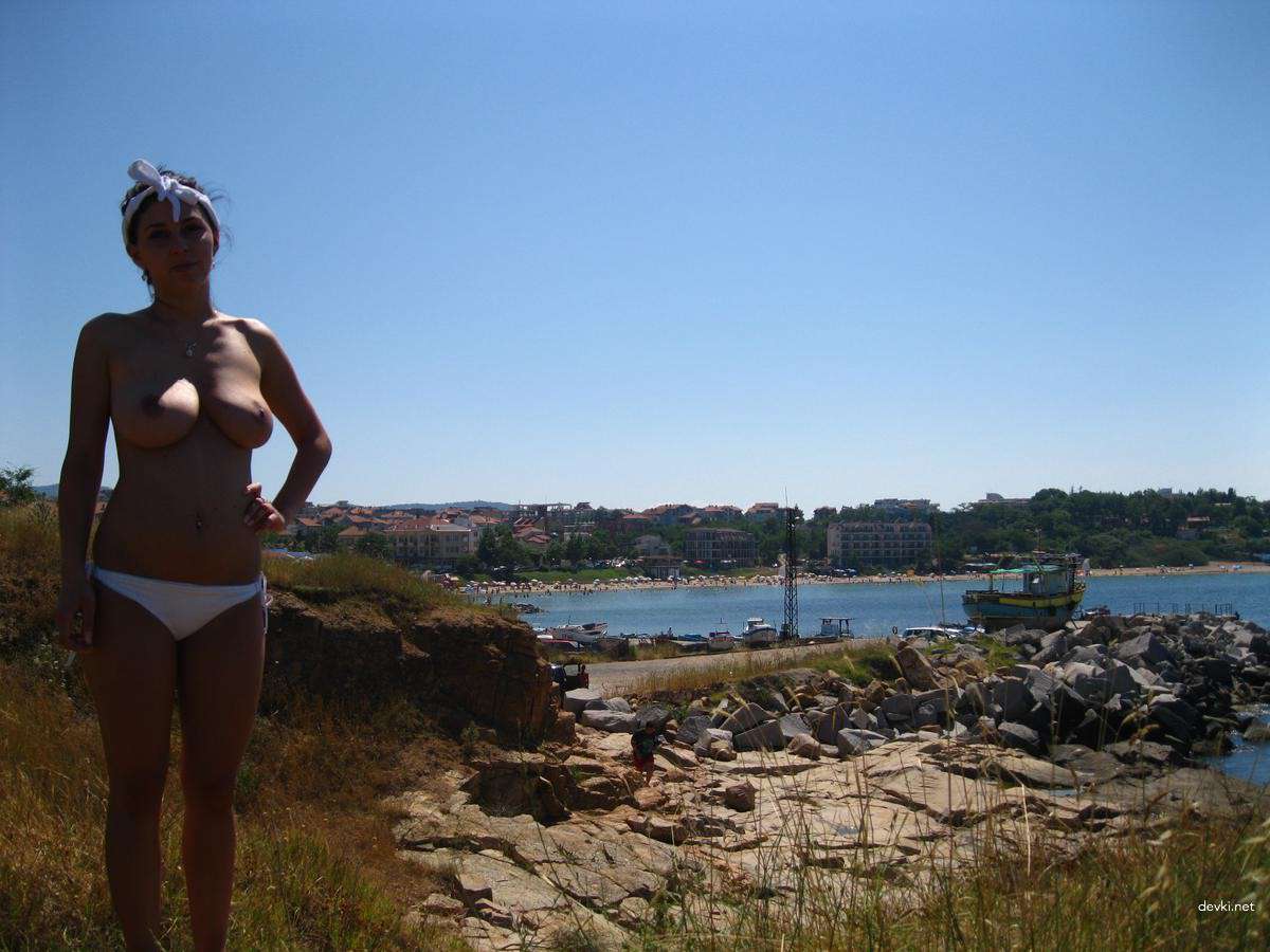 Explicit Nude Beach Amateur Girl: Hot and Uncensored Photo