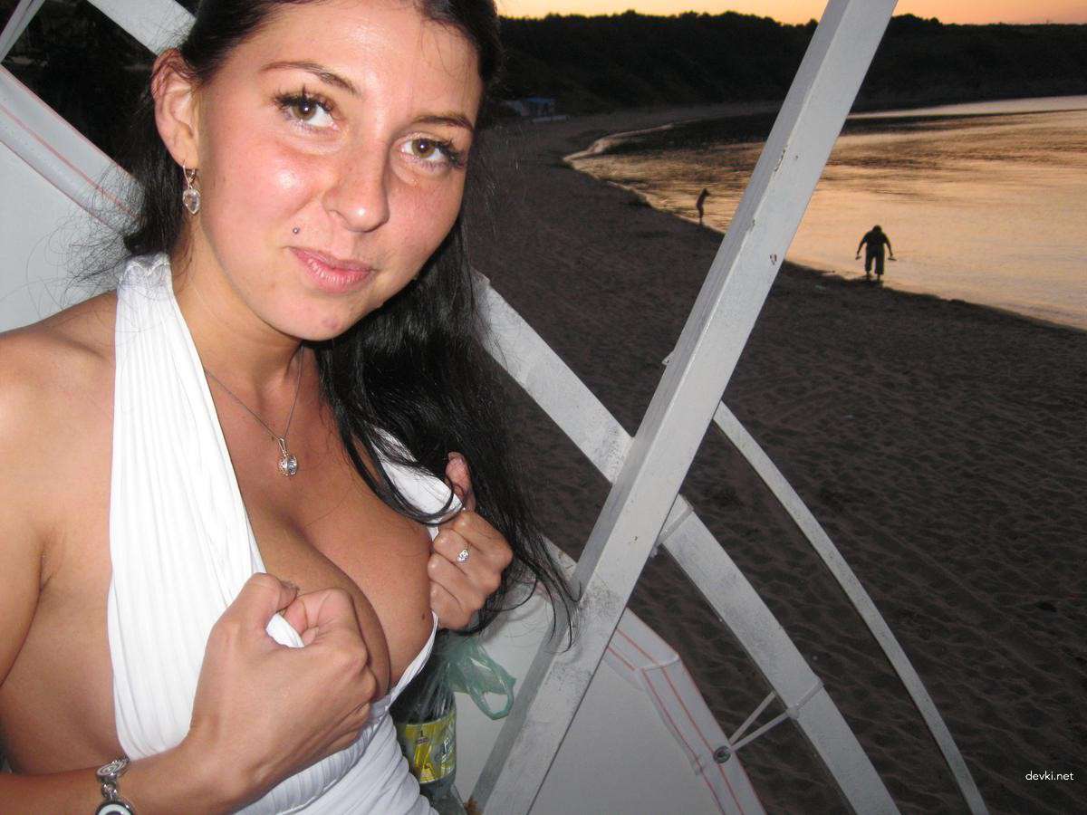 Explicit Nude Beach Amateur Girl: Hot and Uncensored Photo