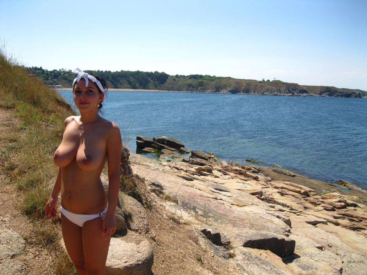 Explicit Nude Beach Amateur Girl: Hot and Uncensored Photo