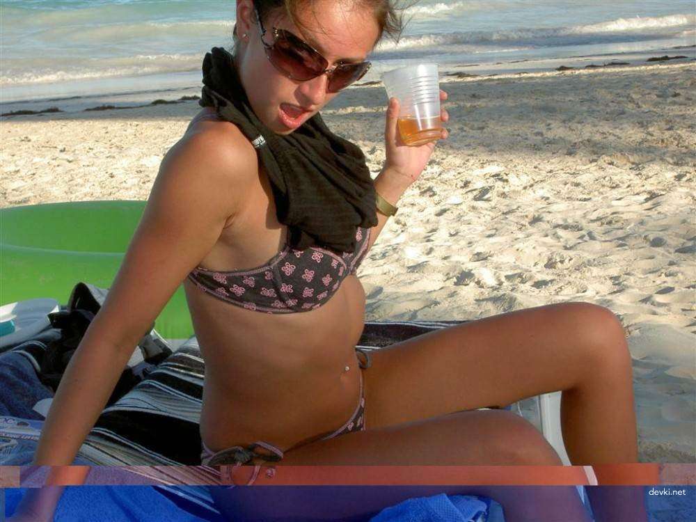 Explicit Amateur Girl Displays Bald Pussy in Provocative Photo