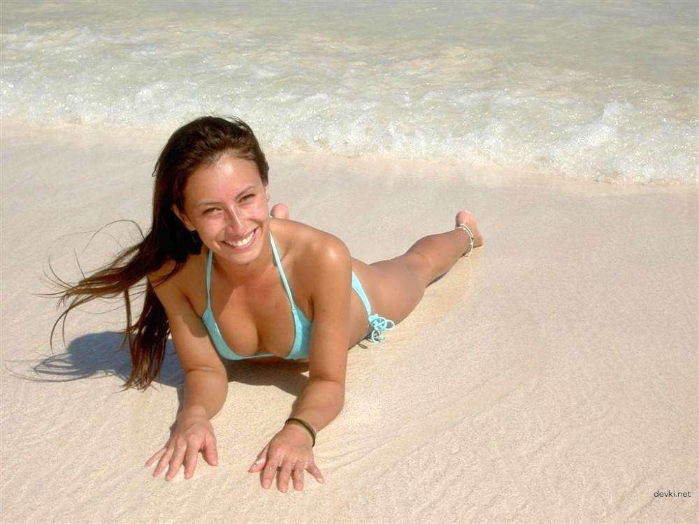 Explicit Amateur Girl Displays Bald Pussy in Provocative Photo