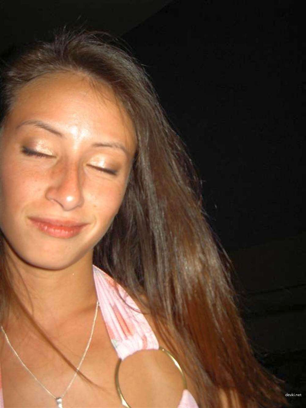 Explicit Amateur Girl Displays Bald Pussy in Provocative Photo