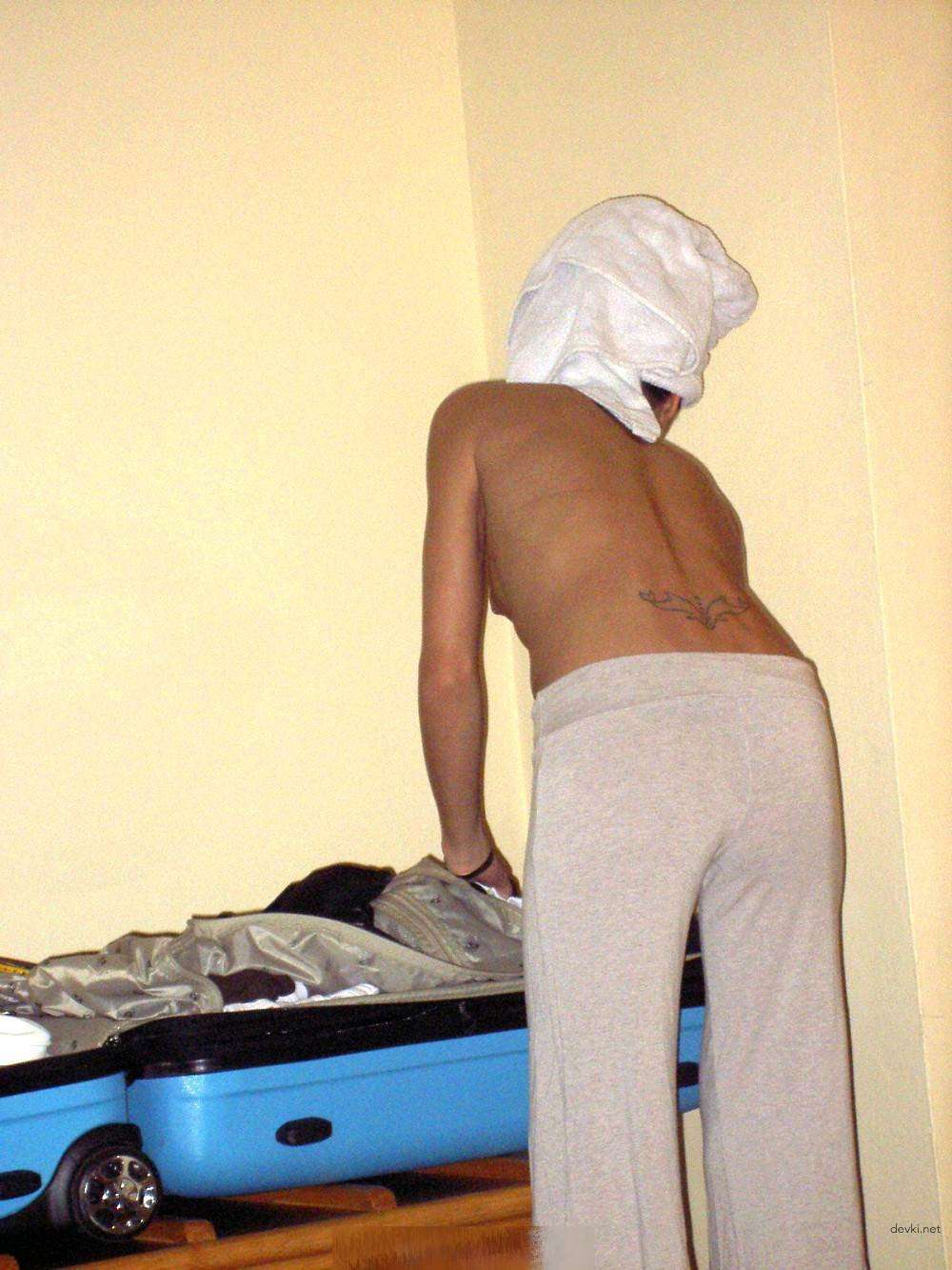 Explicit Amateur Girl Displays Bald Pussy in Provocative Photo