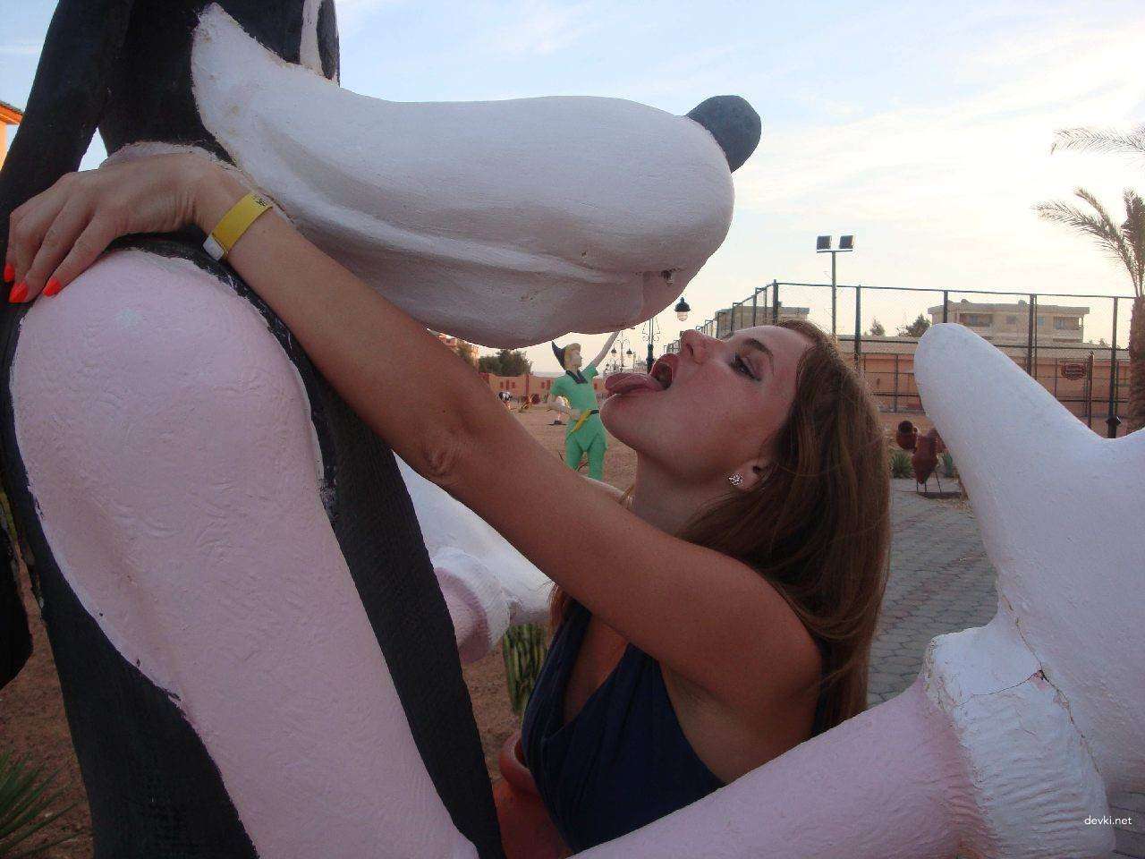 Amateur Girl's Explicit Nude Beach Vacation Snap: XXX Private Photo