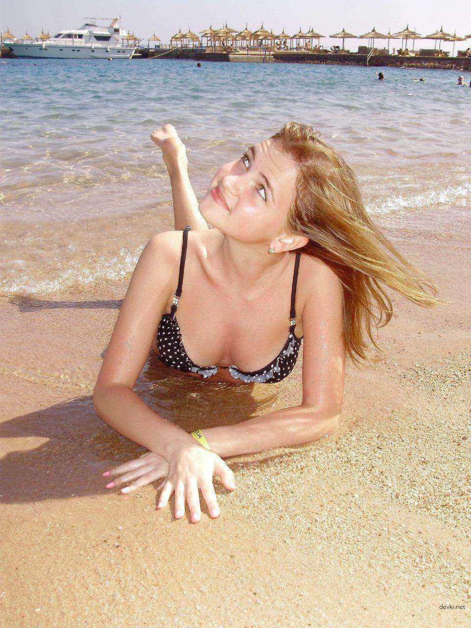 Amateur Girl's Explicit Nude Beach Vacation Snap: XXX Private Photo