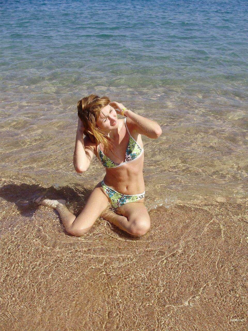 Amateur Girl's Explicit Nude Beach Vacation Snap: XXX Private Photo
