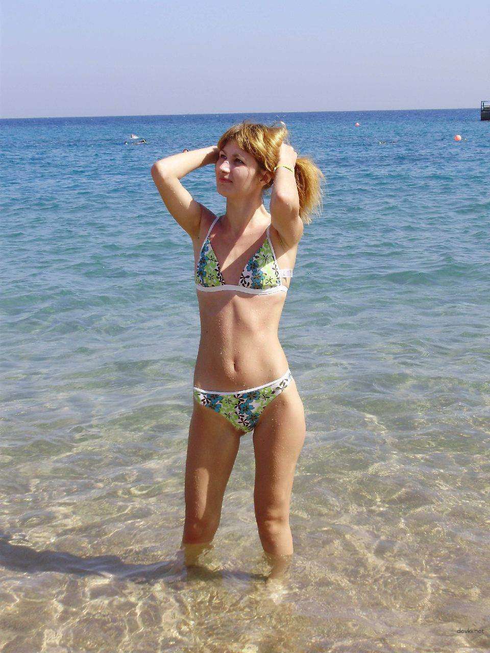 Amateur Girl's Explicit Nude Beach Vacation Snap: XXX Private Photo