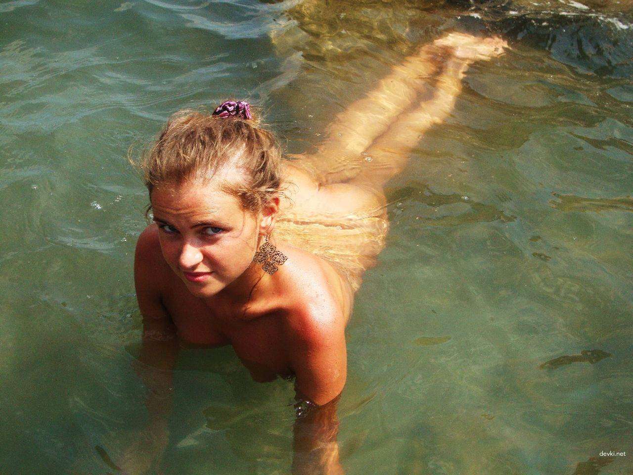 Amateur Girl's Explicit Nude Beach Vacation Snap: XXX Private Photo