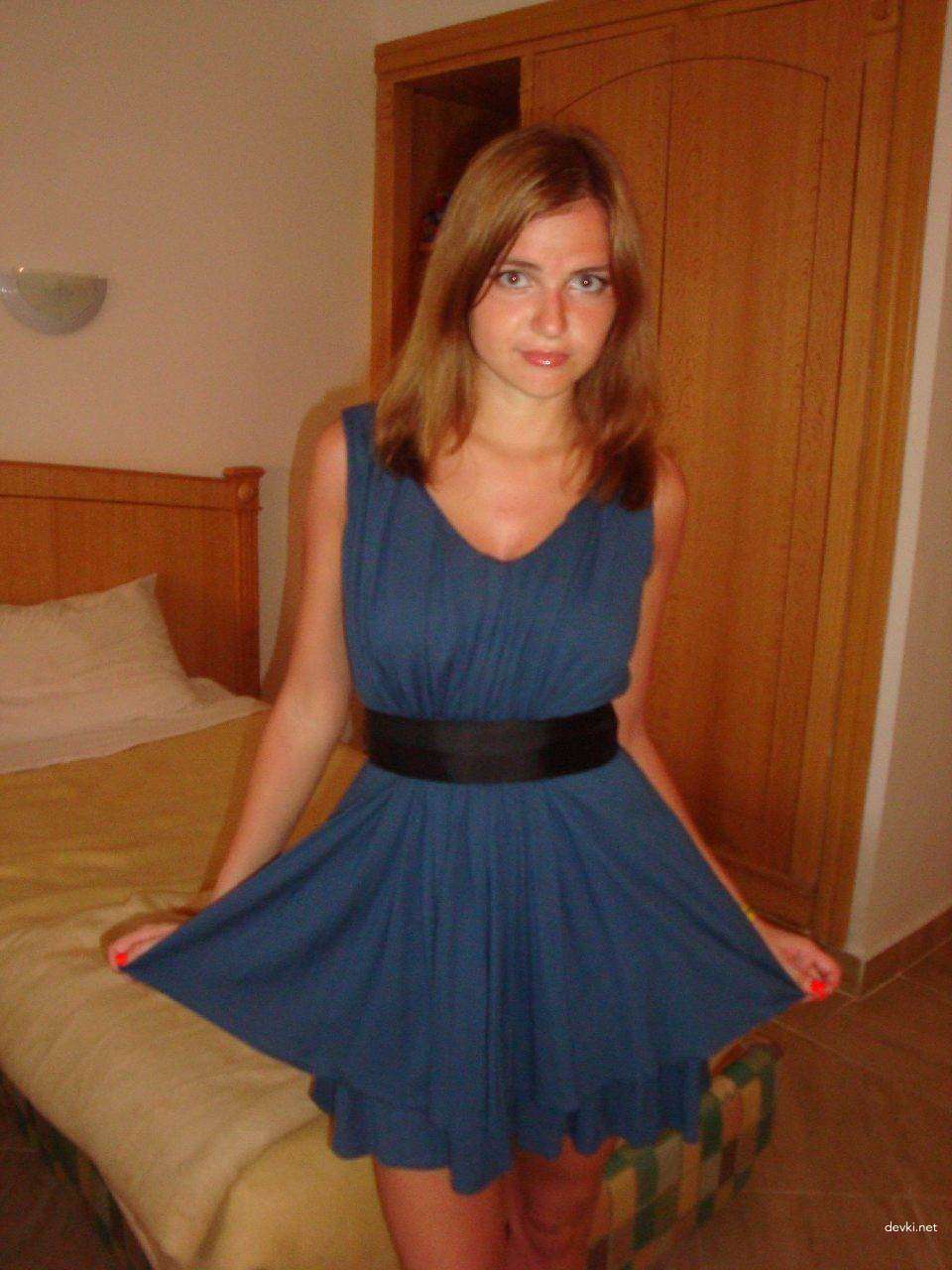 Amateur Girl's Explicit Nude Beach Vacation Snap: XXX Private Photo