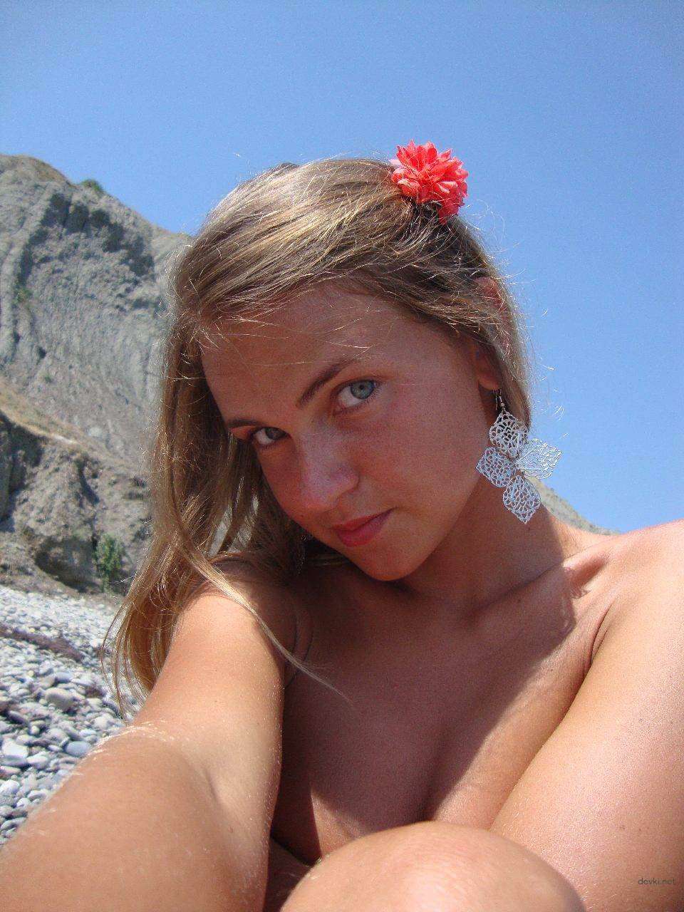 Amateur Girl's Explicit Nude Beach Vacation Snap: XXX Private Photo