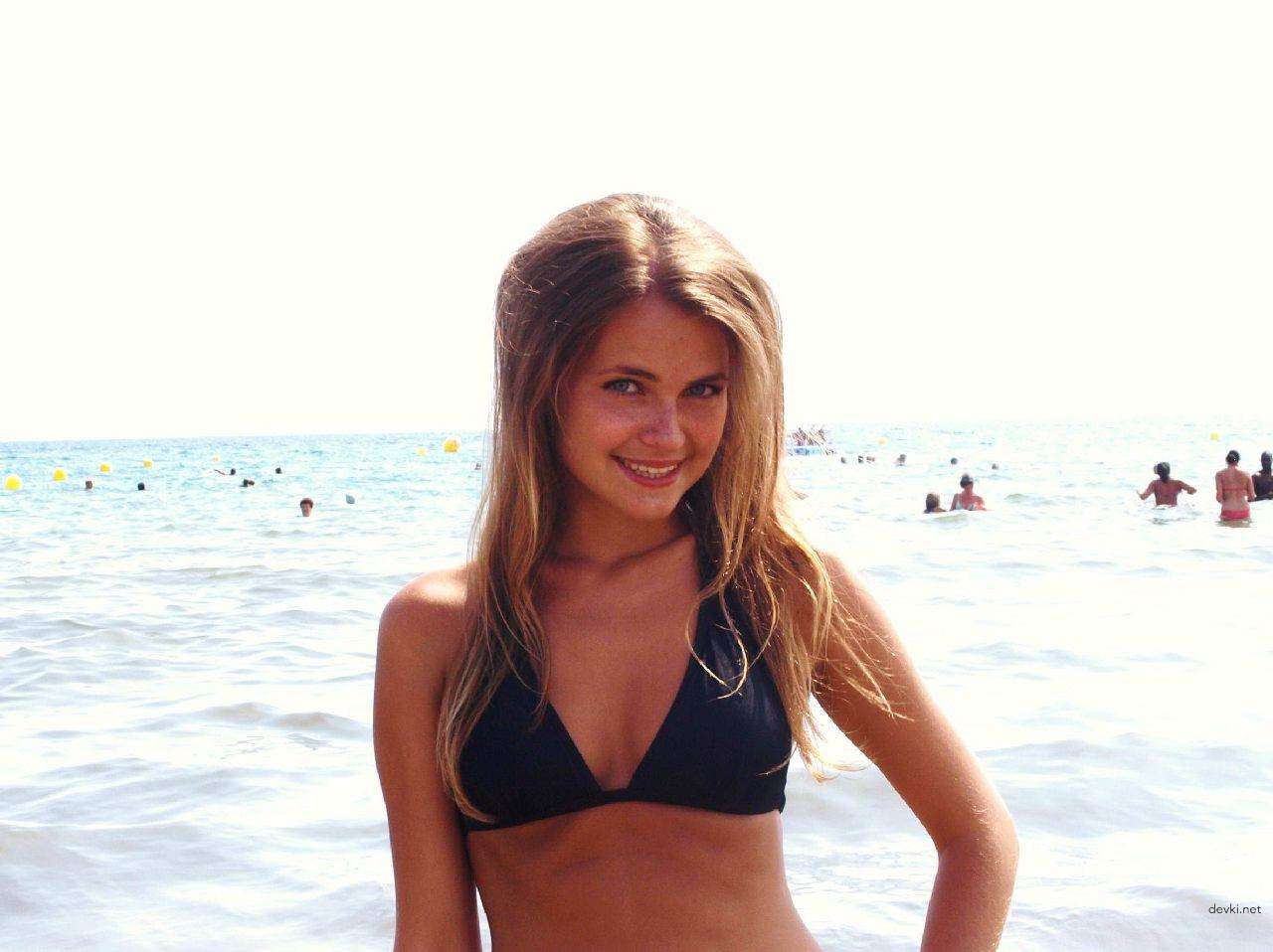 Amateur Girl's Explicit Nude Beach Vacation Snap: XXX Private Photo