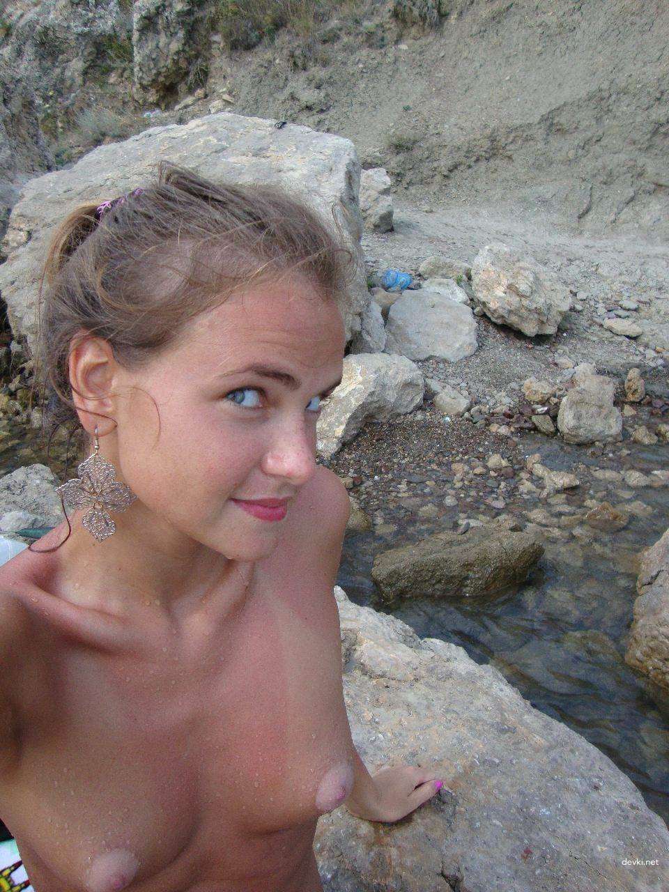 Amateur Girl's Explicit Nude Beach Vacation Snap: XXX Private Photo