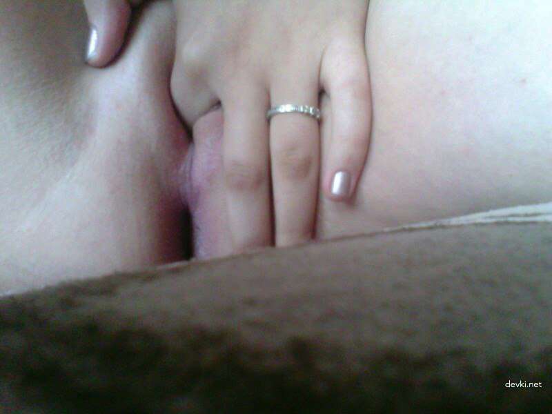 Raw and Uncensored Amateur Girls' Explicit XXX Pics - English Porn Photos