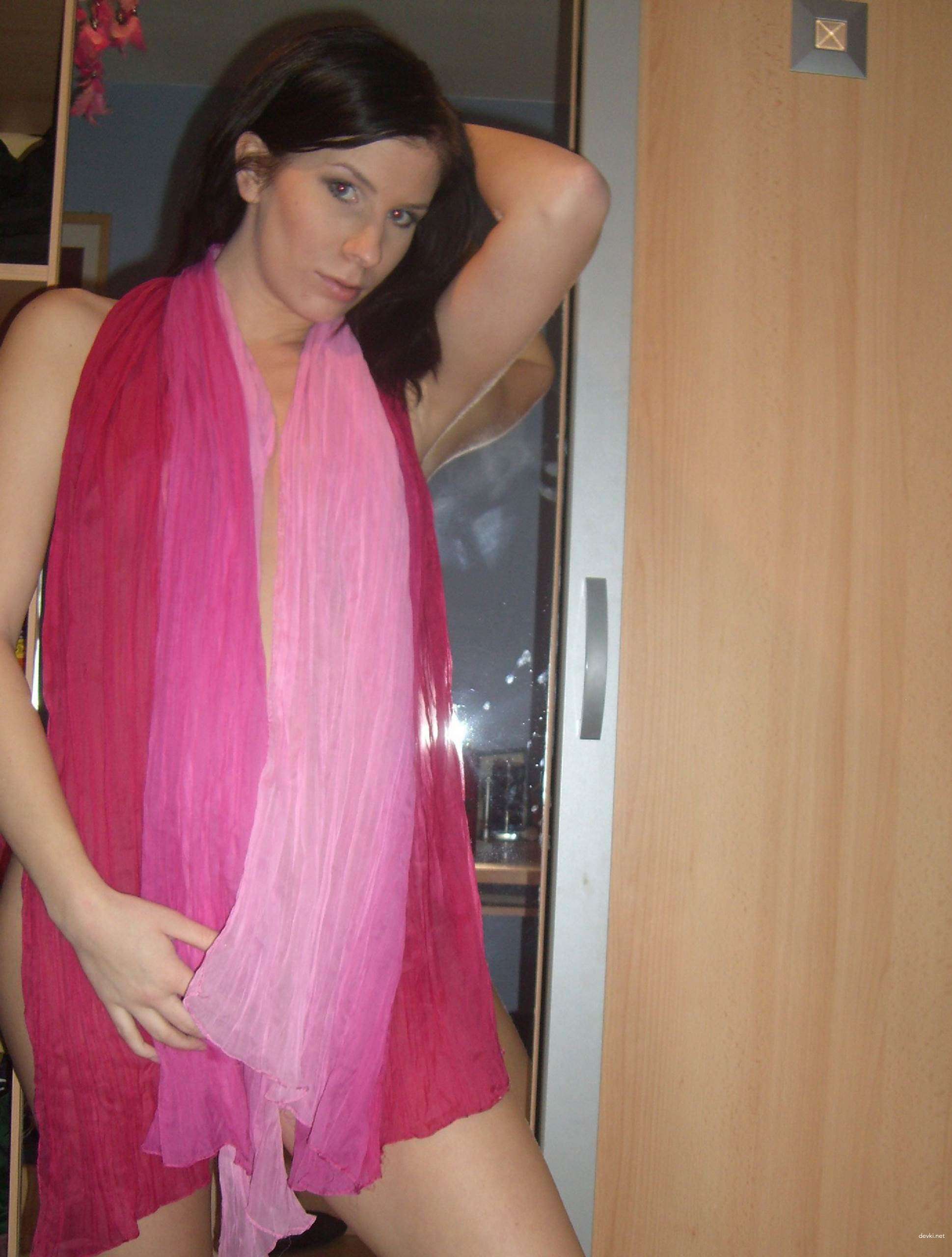 Sizzling Amateur Babe Bares All: Explicit Hot Girl with Sexy Body Photo