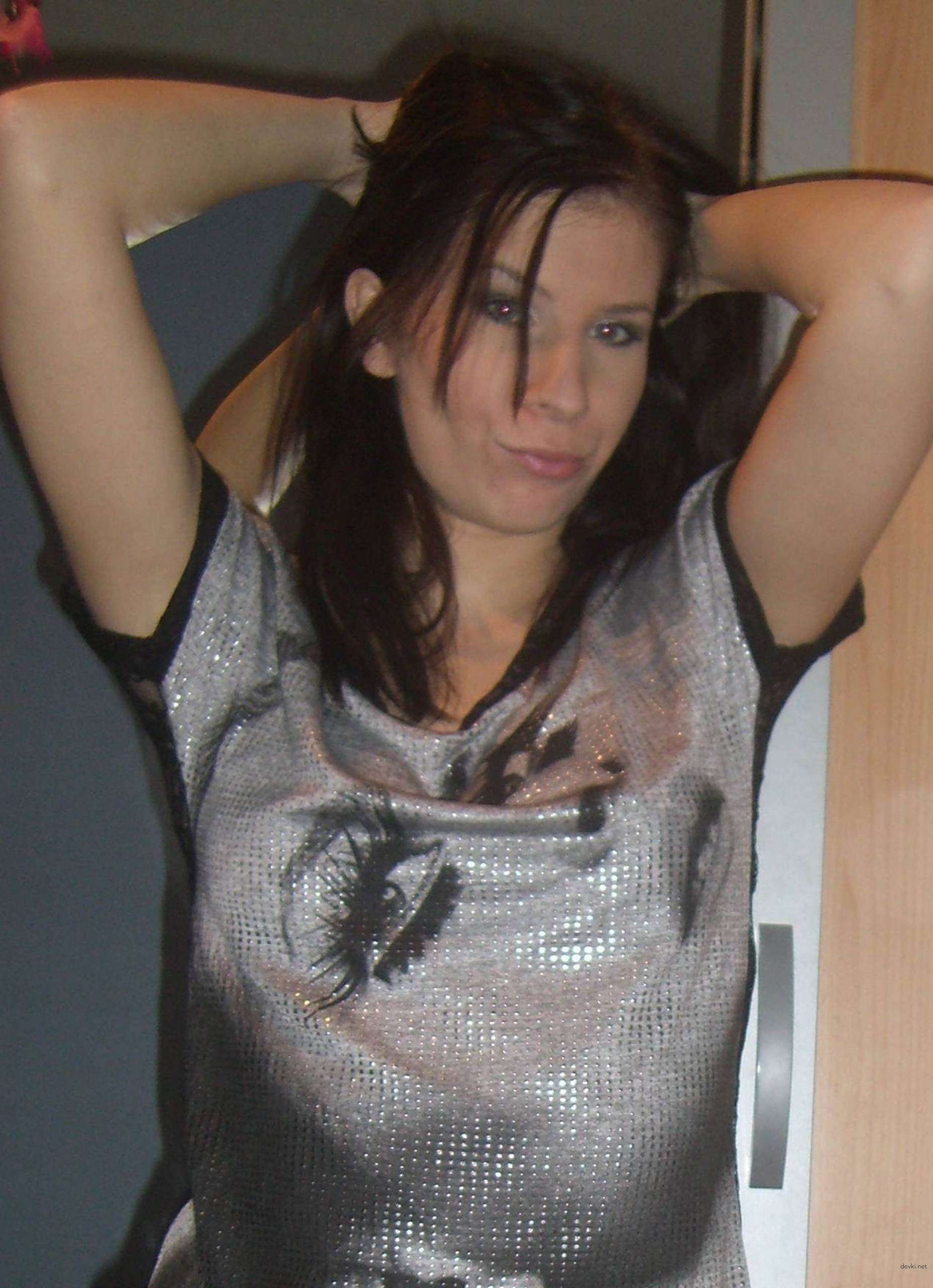 Sizzling Amateur Babe Bares All: Explicit Hot Girl with Sexy Body Photo