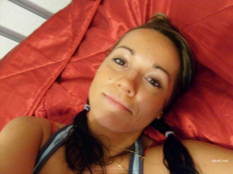 Explicit College Student Pussy Shot: Uncensored Selfie