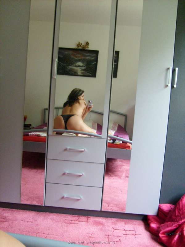 Explicit College Student Pussy Shot: Uncensored Selfie