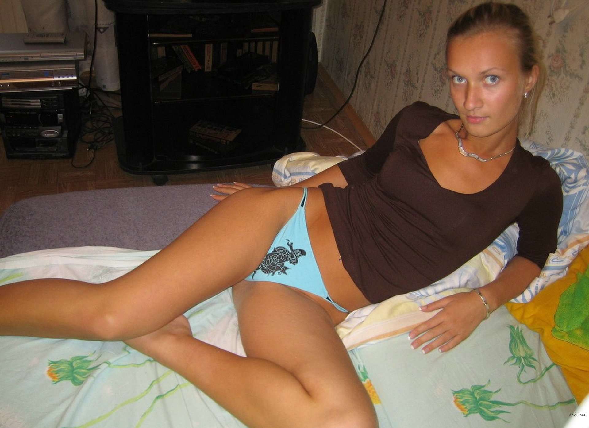 Teen Babe Deepthroats and Gets Pounded - Amateur XXX Photo