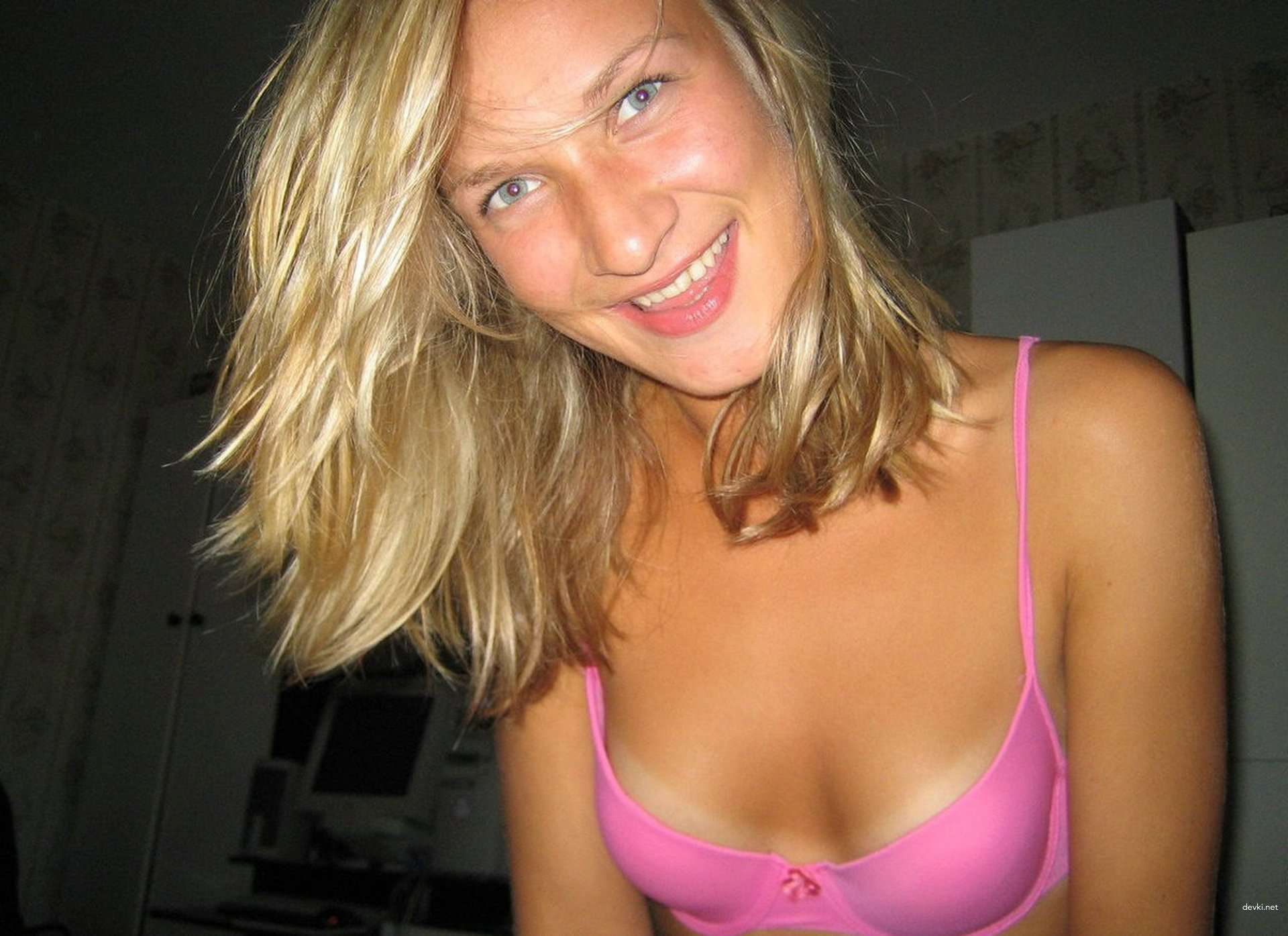 Teen Babe Deepthroats and Gets Pounded - Amateur XXX Photo