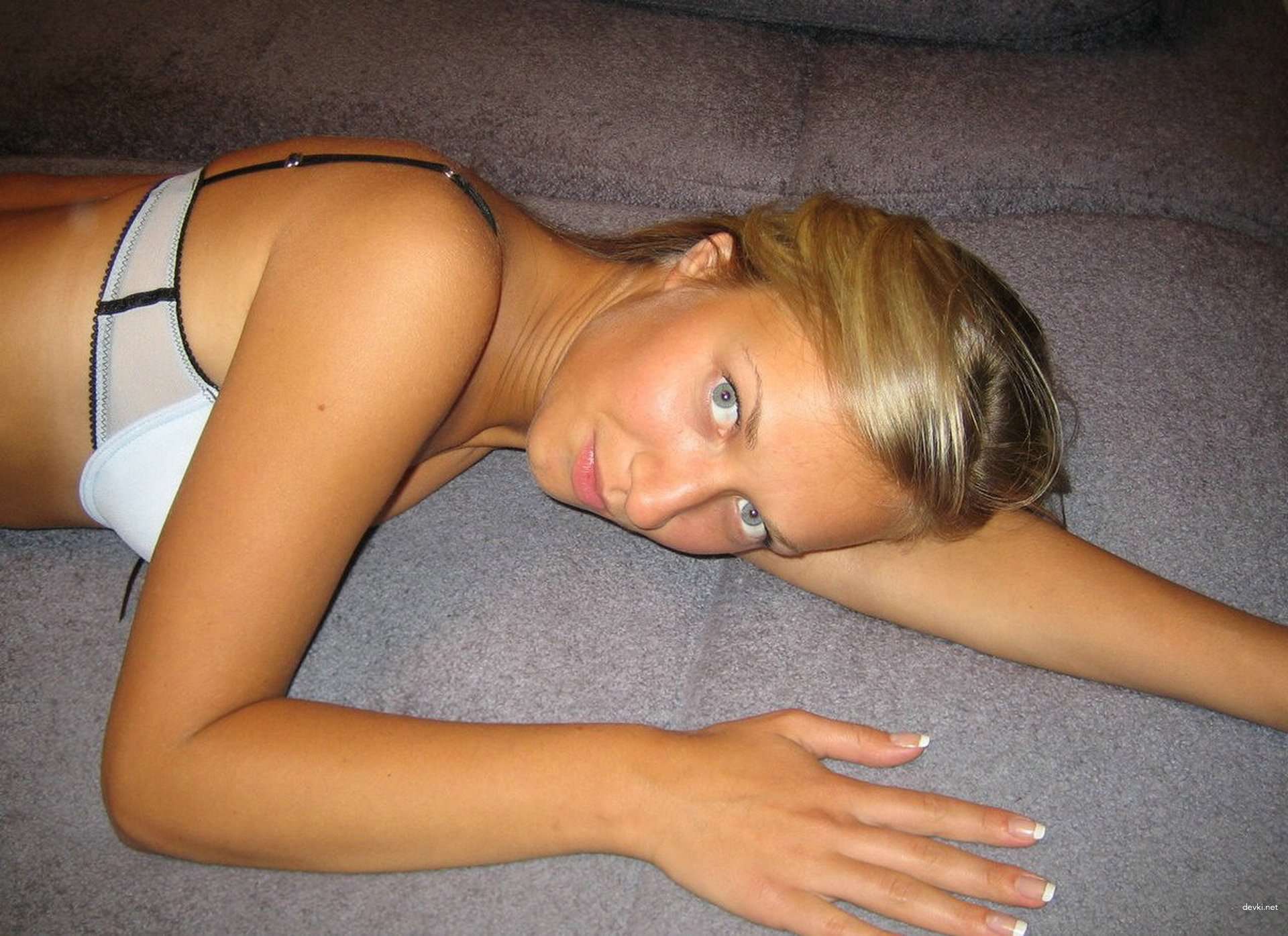 Teen Babe Deepthroats and Gets Pounded - Amateur XXX Photo