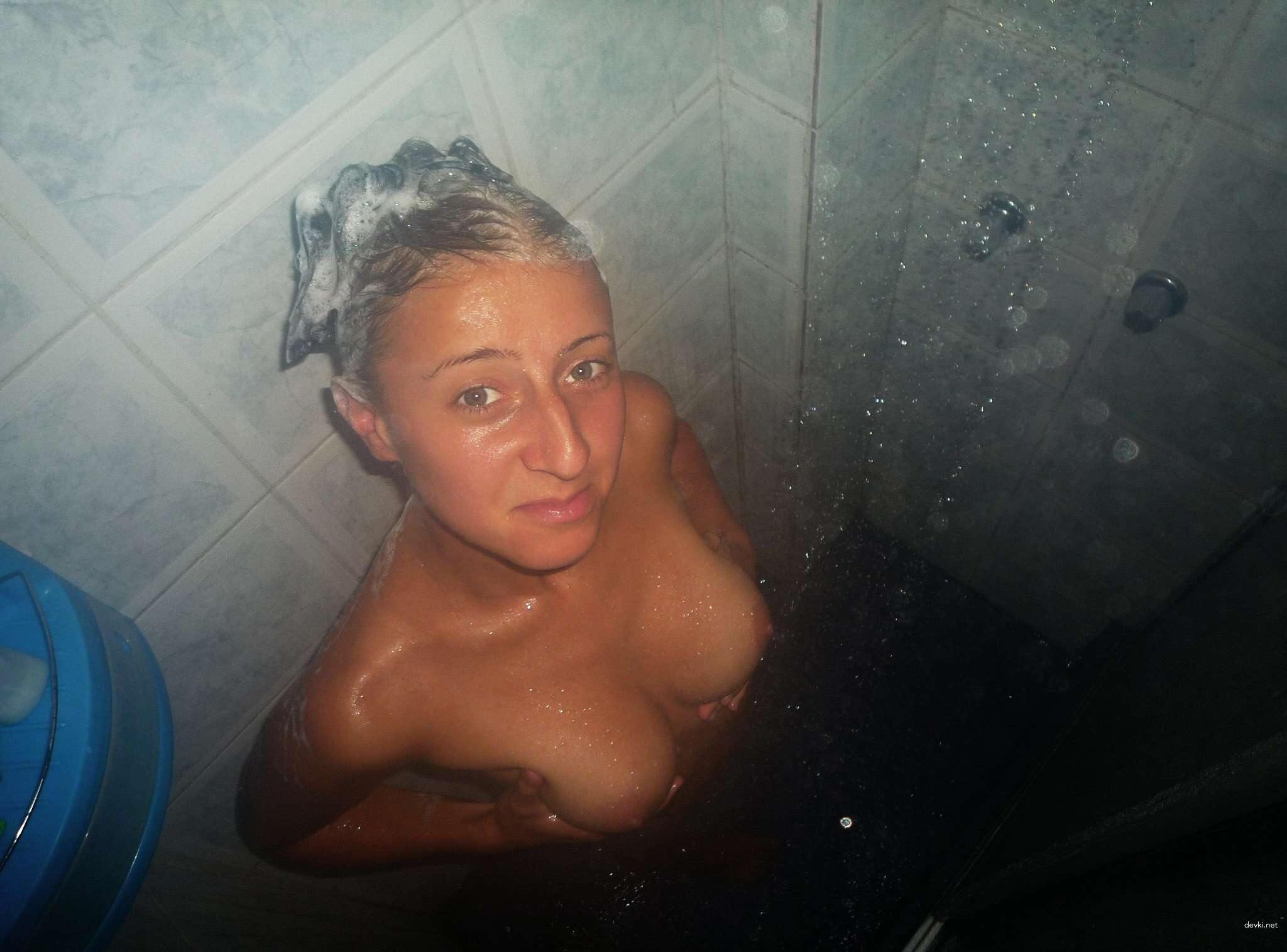 Amateur Busty Babe's Perfect Body in Explicit Porn Pics