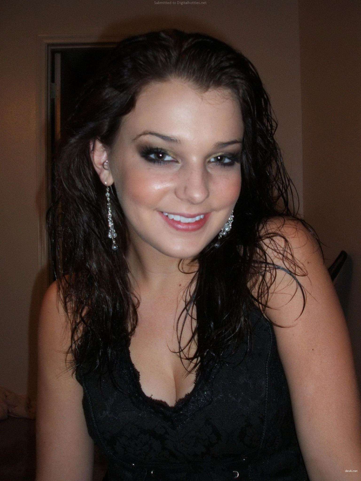 Explicit Homemade Sex Pics: Hot Amateur Girl in Hardcore Action