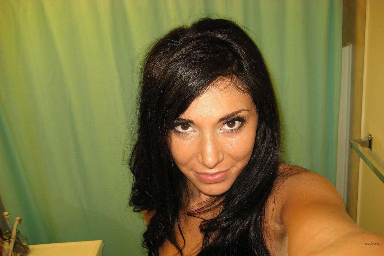 Hot Naked Brunette Amateur Poses in Explicit Photo Shoot