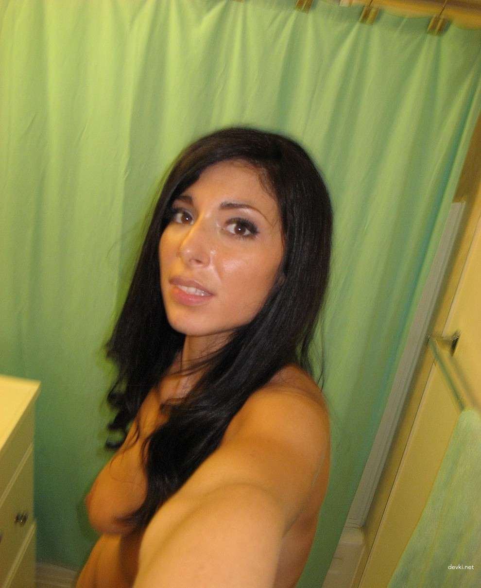 Hot Naked Brunette Amateur Poses in Explicit Photo Shoot