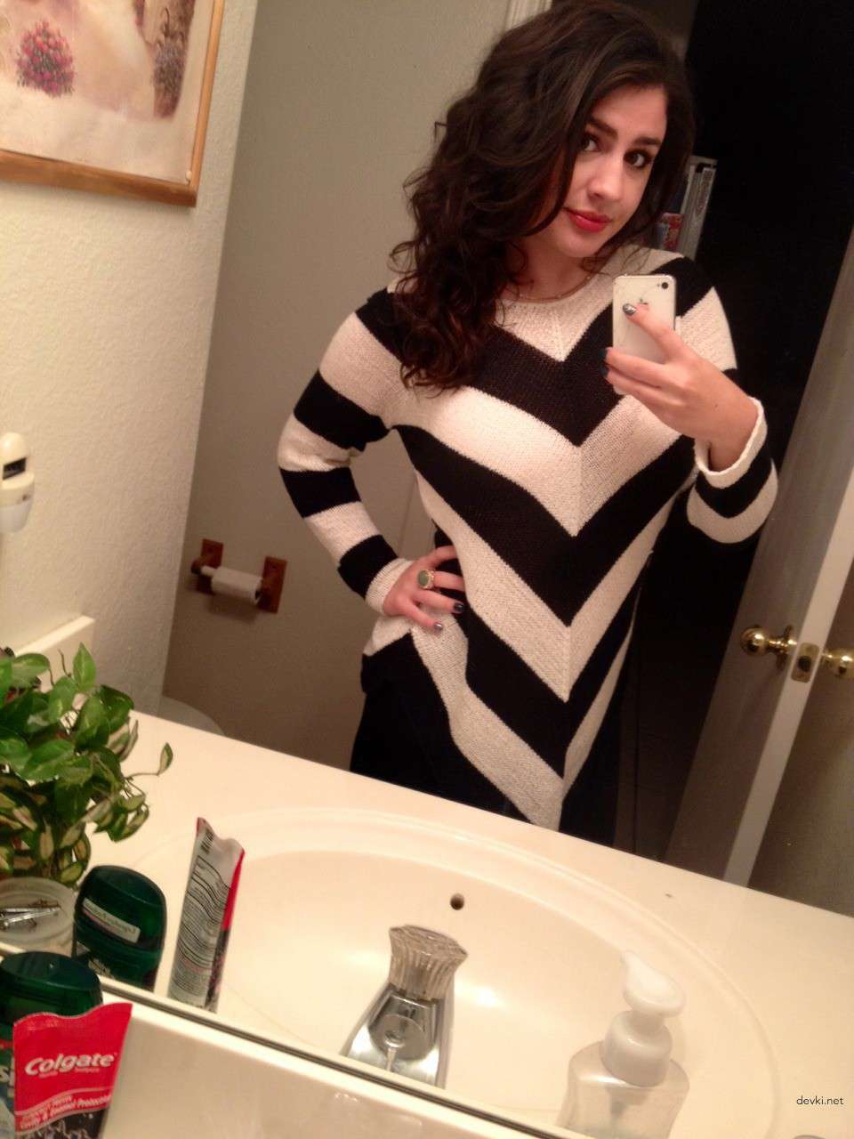 Wild Amateur Slut Flaunts Bushy Body for Voyeurs