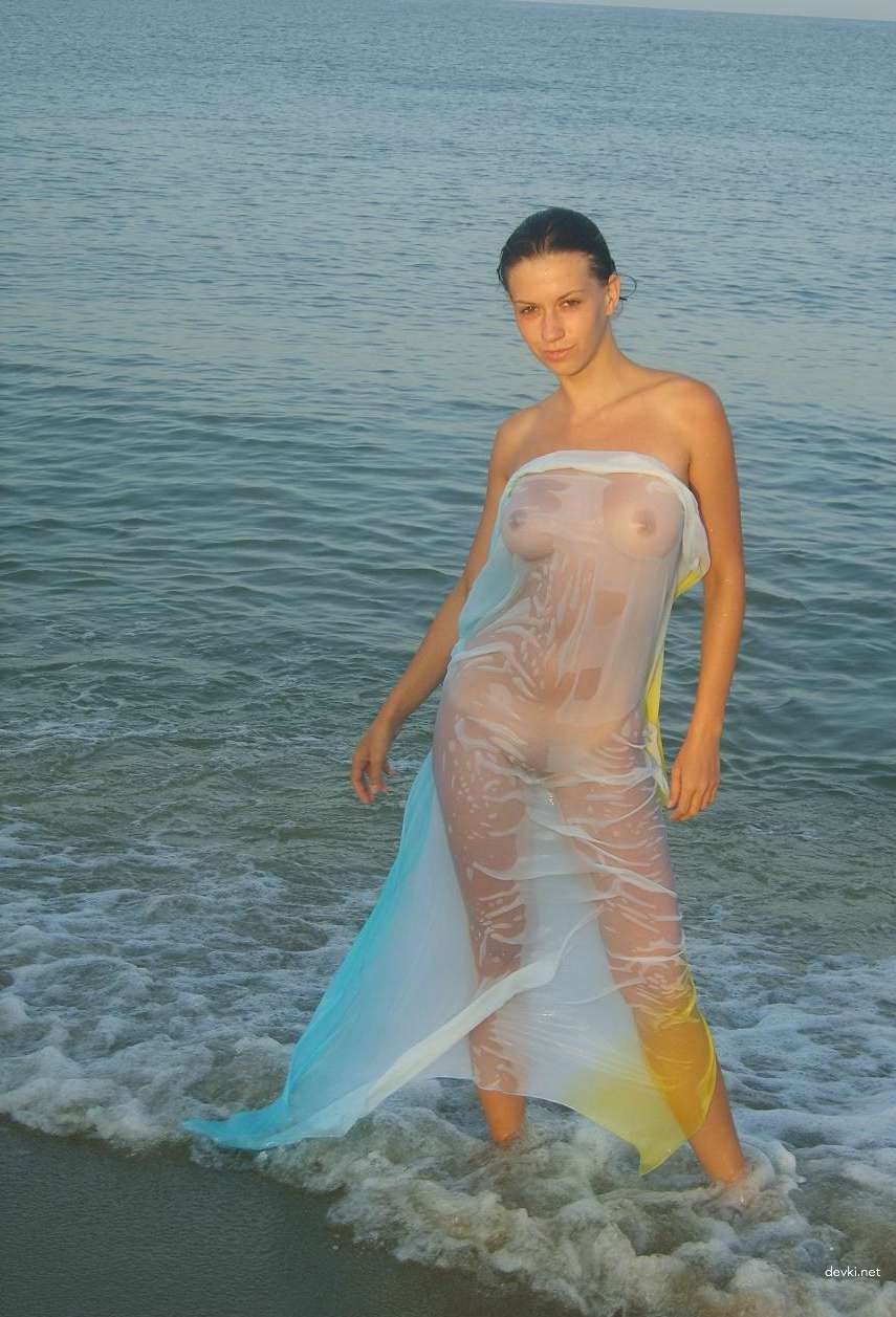 Gorgeous Amateur Slut Shows Off Seductive Body in Explicit Porn Photo