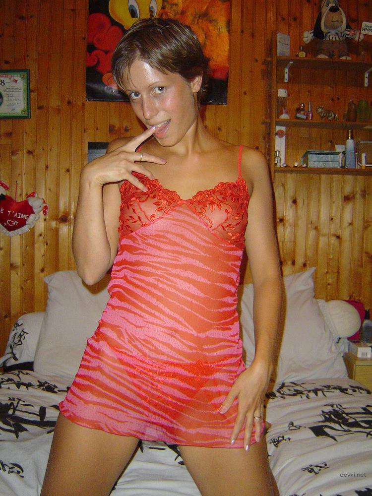 Amateur Hotwife Deepthroats in Explicit Blowjob Pics