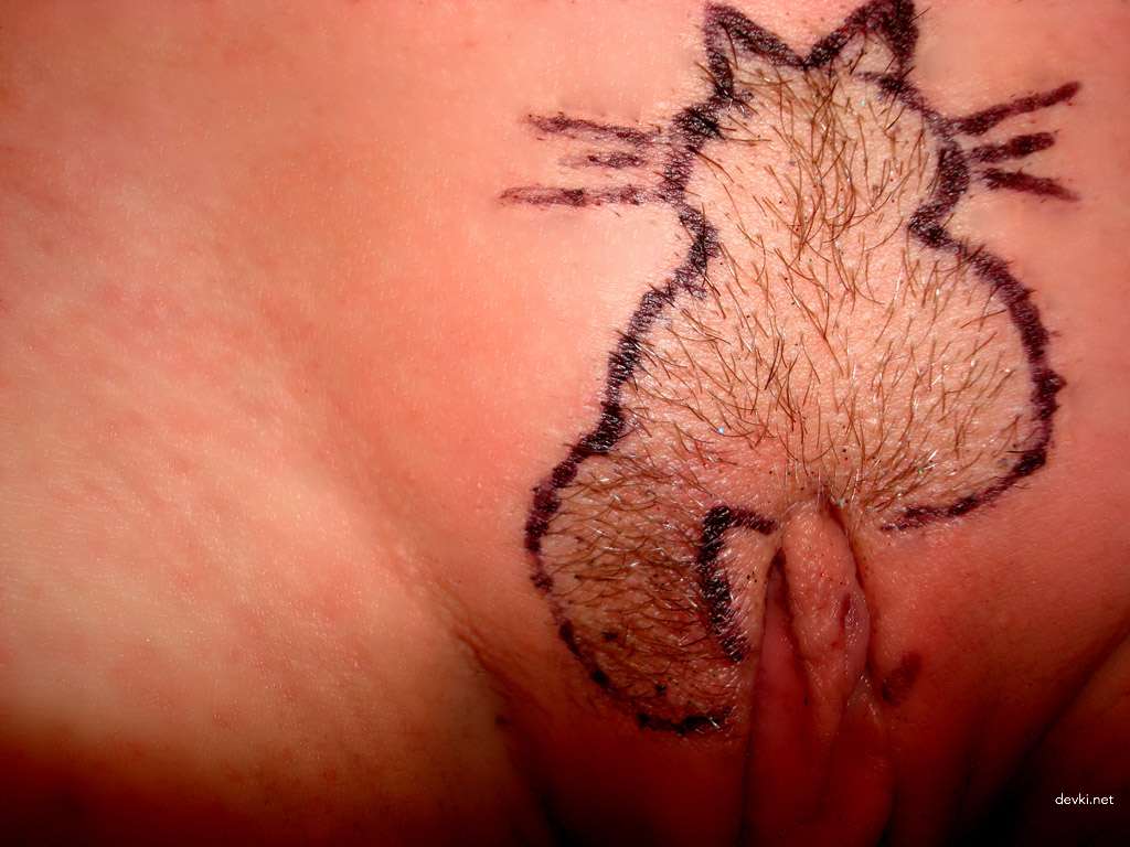 Barely Legal Teen Shows Off Hairy Bush in Amateur Pussy Pic