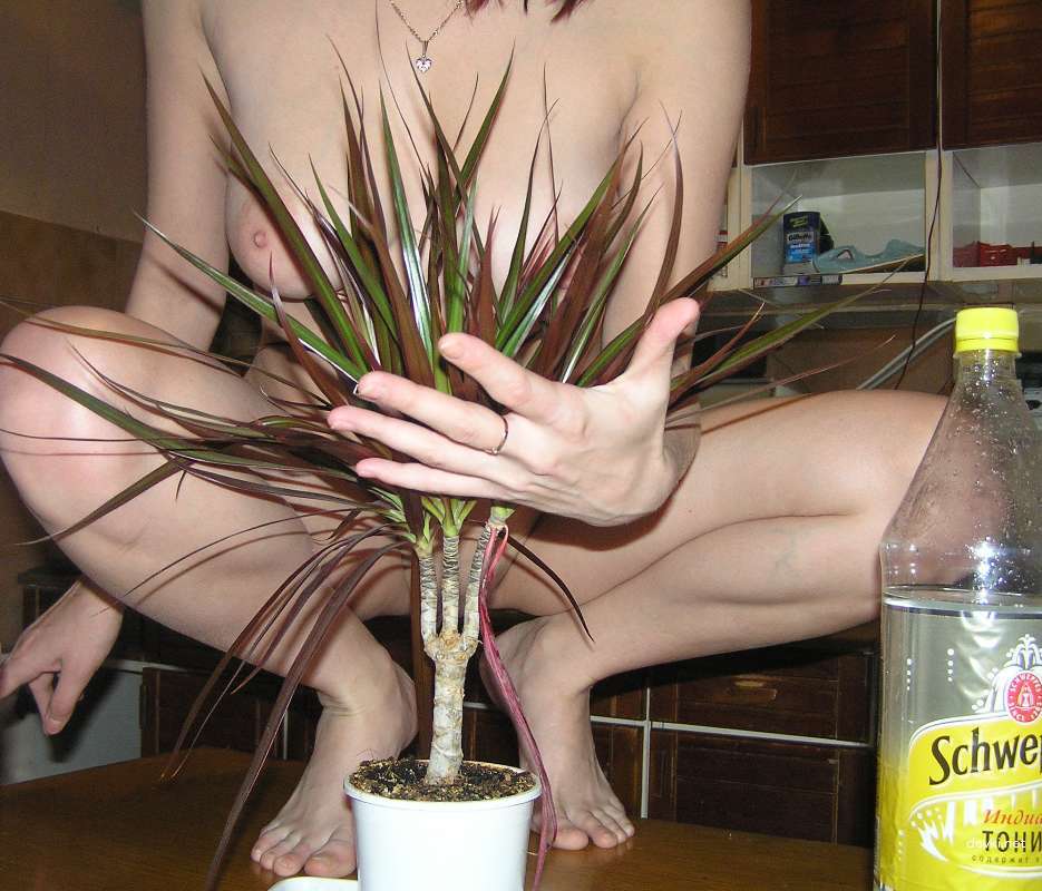 XXX Amateur Babe Bares All in Explicit Nude Photoshoot - Hot Naked Poses