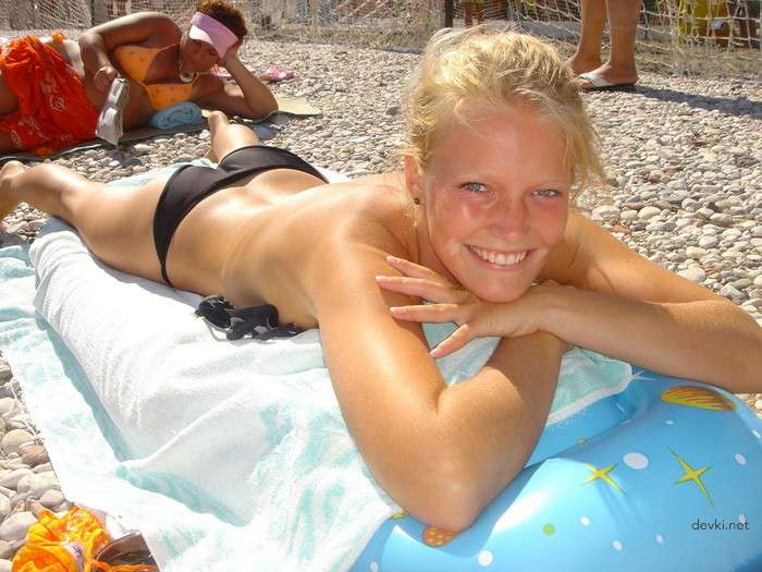 2005 Blonde Amateur Porn Pics: Explicit Photoshoot with Naughty Amateur Babe