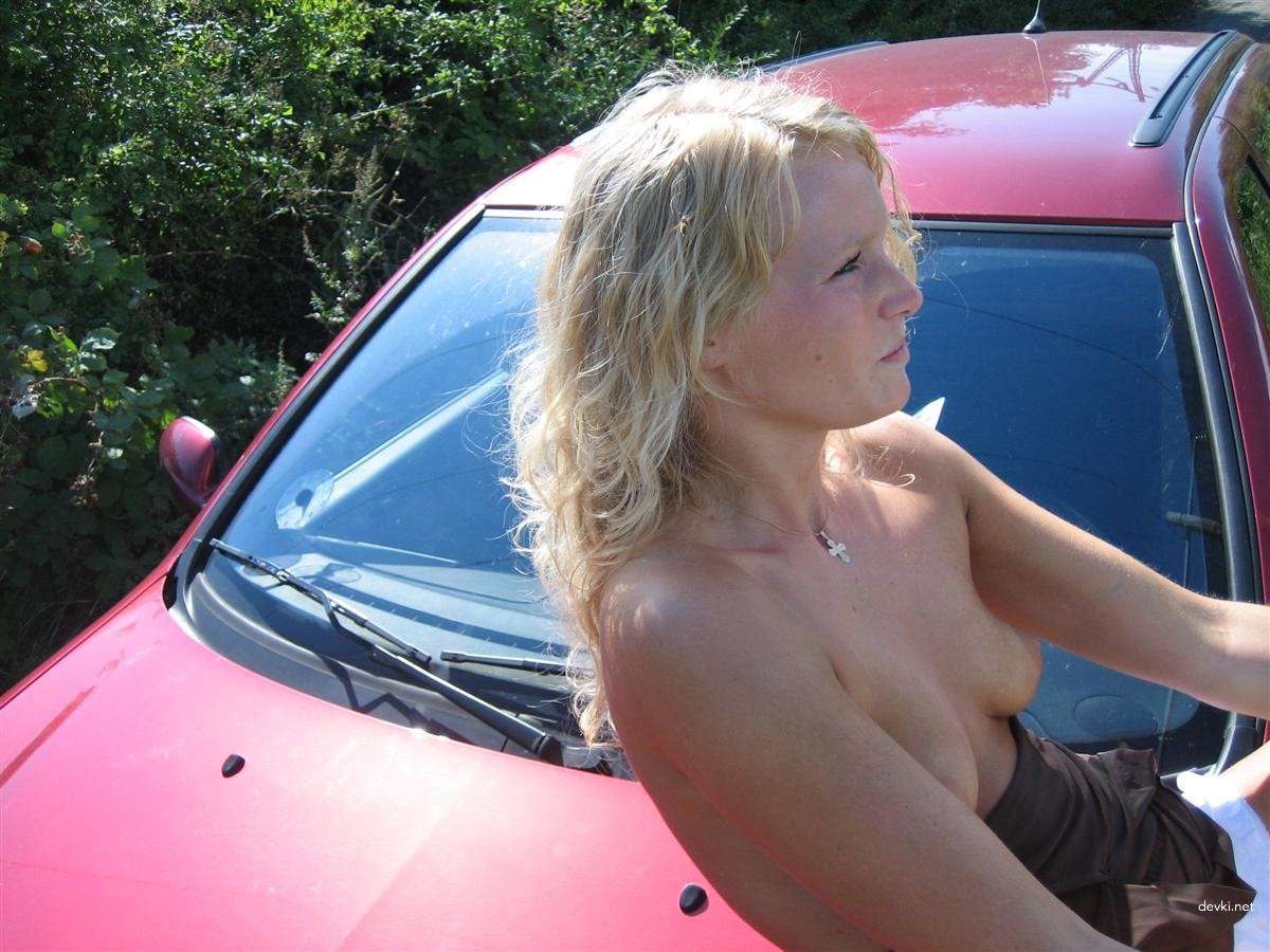 Hot Blonde Babe's Explicit Photoshoot: Amateur Porn Pics 2006