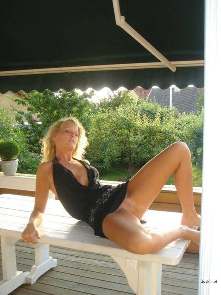 Hot Blonde Babe's Explicit Photoshoot: Amateur Porn Pics 2006